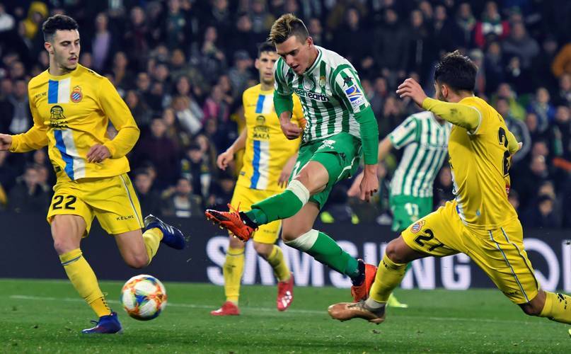 英超赛程吃紧；波尔图国际比赛日豪取连胜；更衣室稳定；资深球员宣示担当(波尔图vs本菲卡最新)