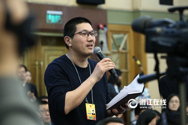 包含浙江队训练开放日，赛后再遭质疑引欢呼，欧篮联在即，年轻球员得到机会的词条