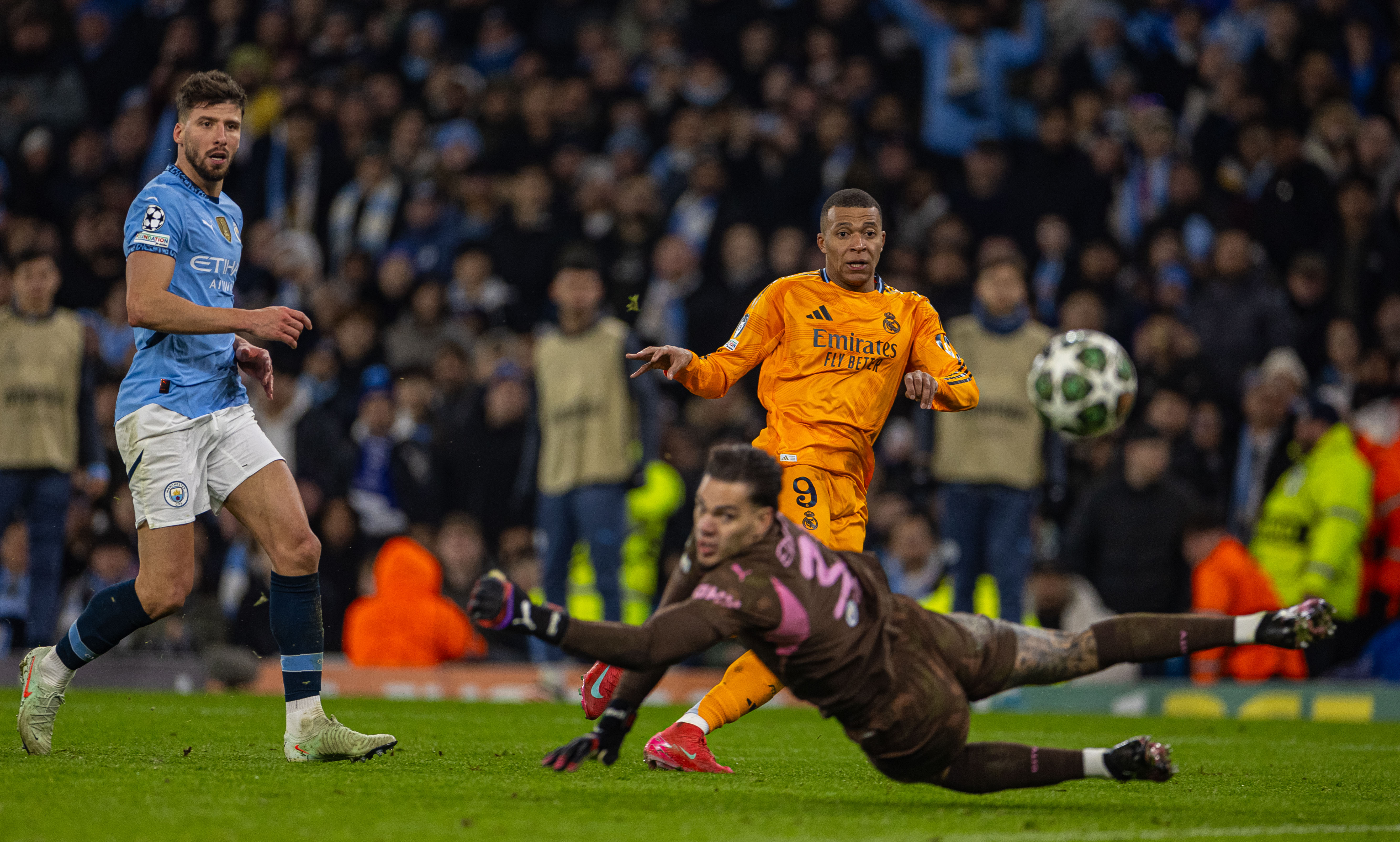 转折点曼城回应争议，法甲清晨攻防权衡，悬念犹存，纪律约束更严格(危难时刻见忠诚下一句)