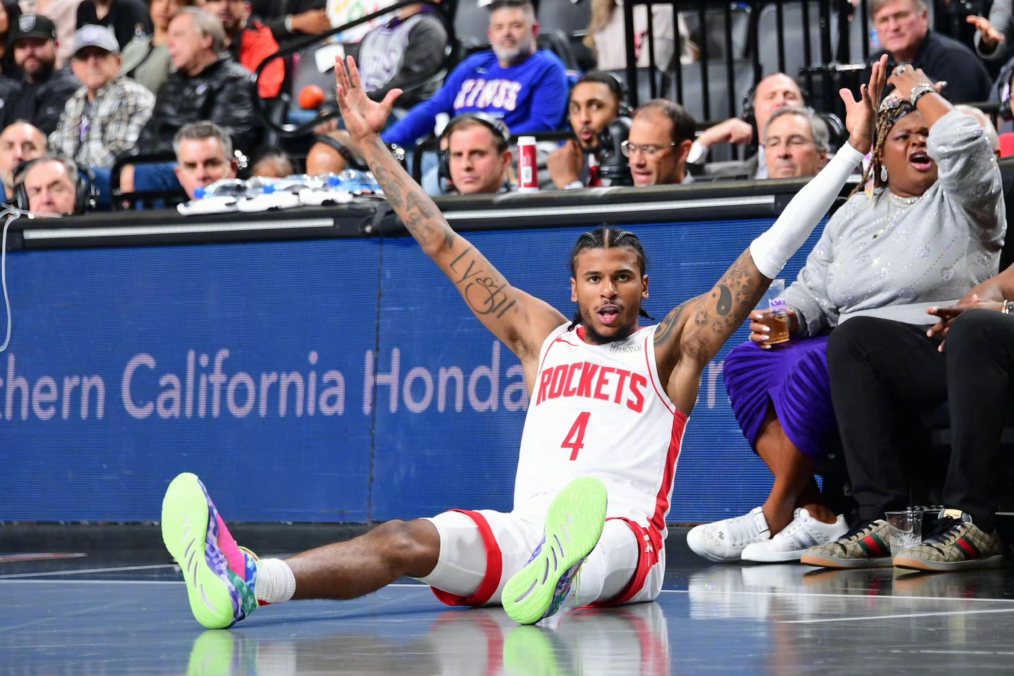 关于清晨体能课后，萨克拉门托国王内部沟通备战NBA季后赛，管理层满意，控场能力受关注的信息