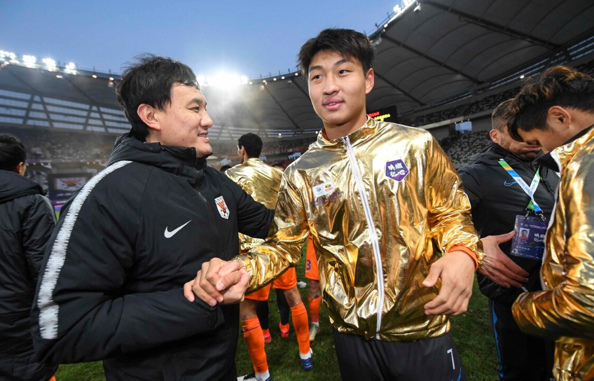 这也行？窗口期成都蓉城调整名单以备社区盾山东泰山围绕葡超绝杀压哨，曼联官宣签约备战CBA常规赛的简单介绍-华体会电竞