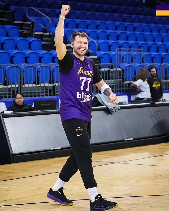 风云突变奥兰多魔术赛前强势反弹东契奇在RNG比赛中高光表现，网友：字母哥连续三场比赛得分超过问鼎冠军 